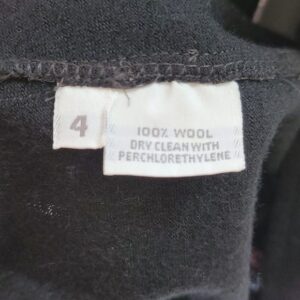 Clothing label with cleaning instructions and size.
